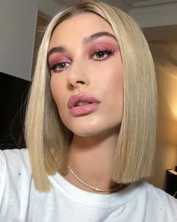 連Justin Bieber的未婚妻,今年21歲的Hailey Baldwin也剪了一頭Glass hair「玻璃髮」,就像一個芭比公仔 連Justin Bieber的未婚妻,今年21歲的Hailey Baldwin也剪了一頭Glass hair「玻璃髮」,就像一個芭比公仔