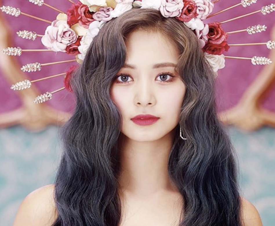 除了IU的粉霧藍色調染髮髮色,韓國女團TWICE的周子瑜也換上個性又夢幻 除了IU的粉霧藍色調染髮髮色,韓國女團TWICE的周子瑜也換上個性又夢幻