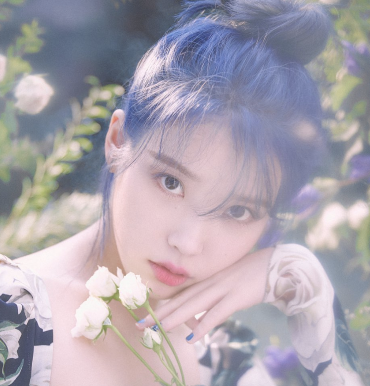 IU最近在在Instagram分享了第5張迷你專輯「Love Poem」,她的新造型是在陽光充足的 IU最近在在Instagram分享了第5張迷你專輯「Love Poem」,她的新造型是在陽光充足的