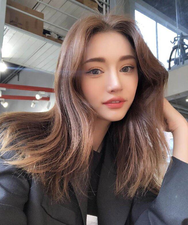 中分的髮型可以分散注意力,營造出瘦面的角度,又不失時尚感,中分直髮 中分的髮型可以分散注意力,營造出瘦面的角度,又不失時尚感,中分直髮
