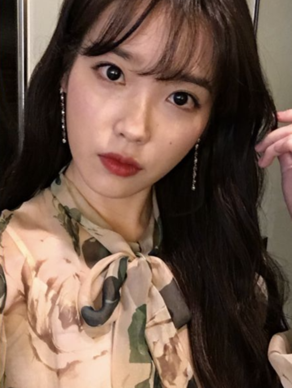 長髮及胸的髮型大多數散發女人味,微鬈曲髮造型更能增添浪漫氣息。加 長髮及胸的髮型大多數散發女人味,微鬈曲髮造型更能增添浪漫氣息。加