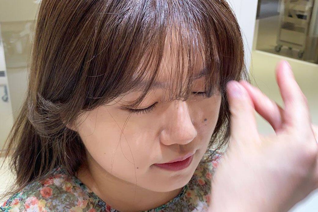 拆掉髮捲後,先將定型液噴在手指上,再用手指輕輕調整瀏海的蓬鬆度。 拆掉髮捲後,先將定型液噴在手指上,再用手指輕輕調整瀏海的蓬鬆度。
