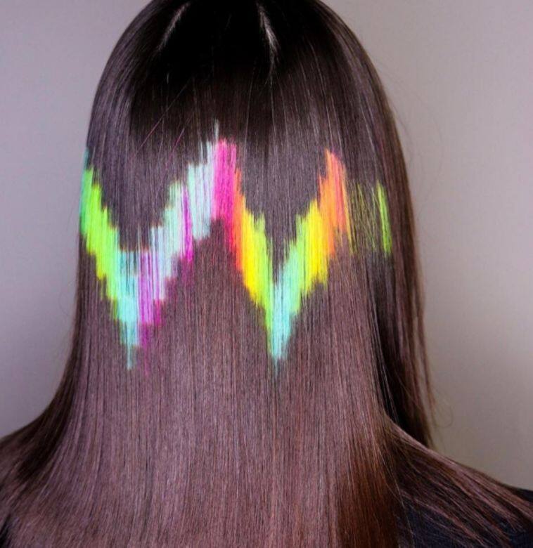 彩虹色在深色的頭髮上，色彩相當突出。