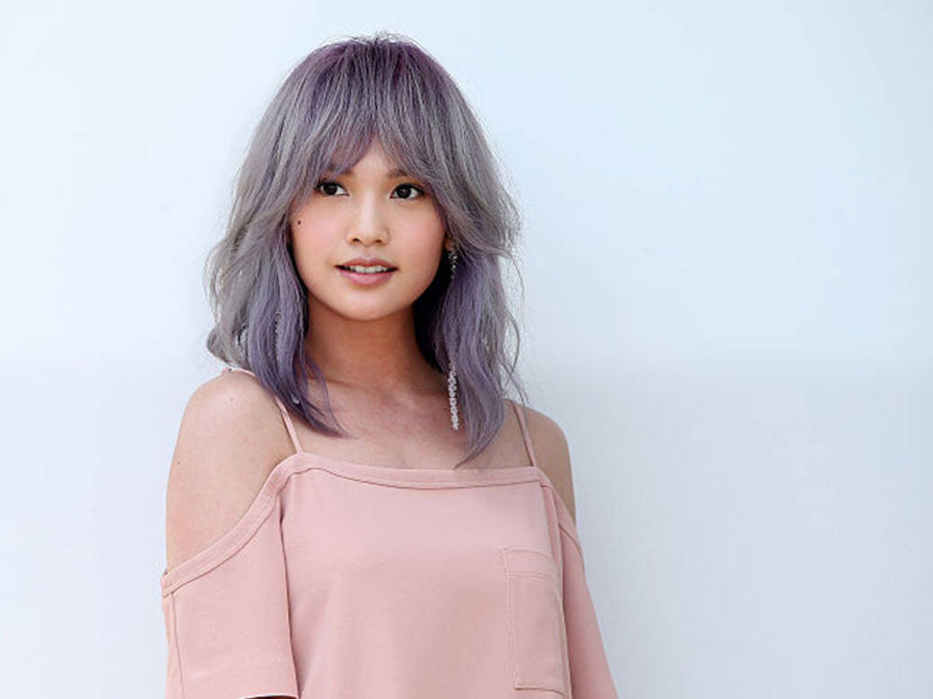 楊丞琳以夢幻灰紫色打造的中長髮髮型