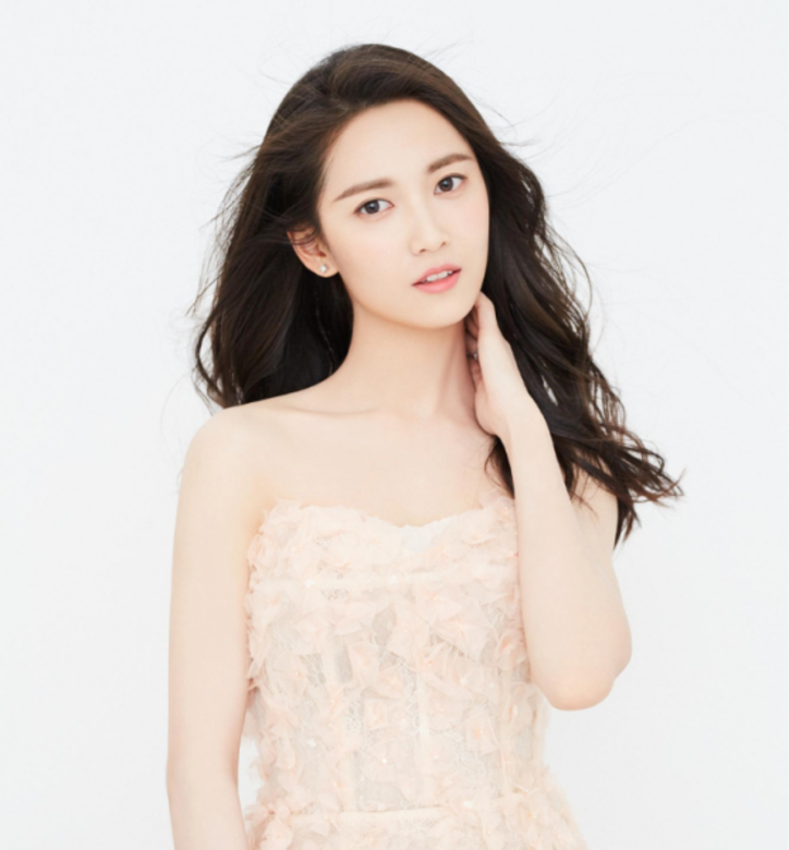 長度及胸的長髮富有女人味,微捲增加浪漫氣息 長度及胸的長髮富有女人味,微捲增加浪漫氣息