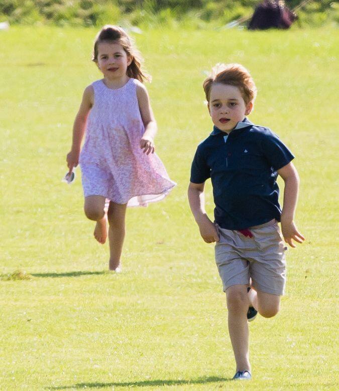 夏綠特公主觀看威廉王子馬球比賽時，同時更快樂的在草皮上奔跑，主將