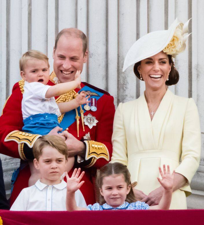 4歲的夏綠特公主也開始以長頭髮造型示人，她以公主頭配三手辮，簡單