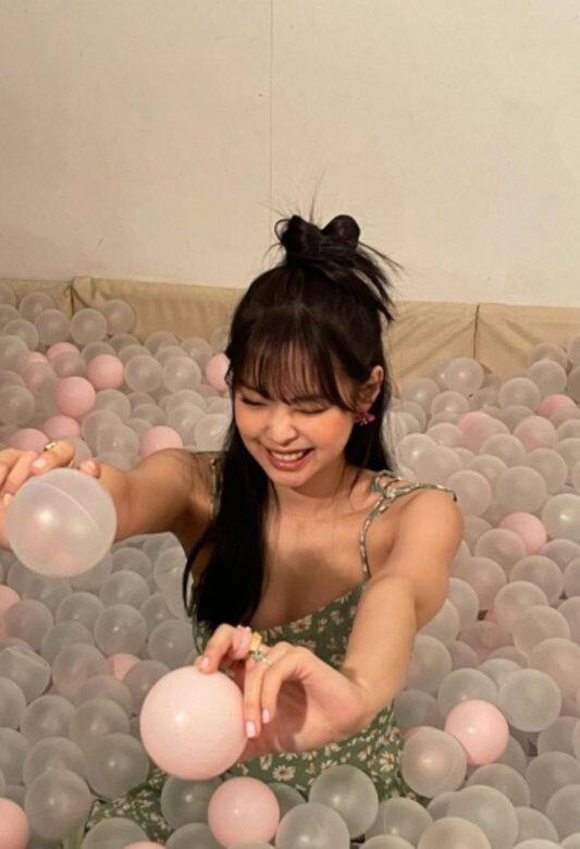 高馬尾加上有點凌亂的髮絲,配合有助固定瀏海的壓式髮夾 高馬尾加上有點凌亂的髮絲,配合有助固定瀏海的壓式髮夾