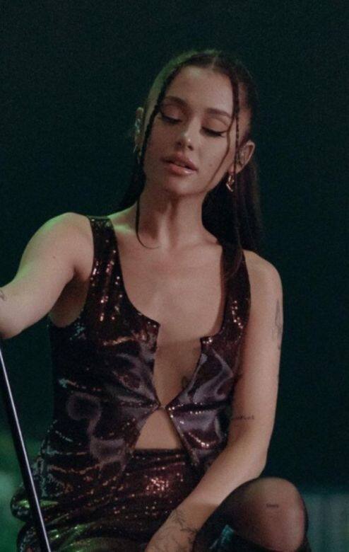 或是像利用色彩鮮豔的壓式扁夾去造型,讓整個造型加添個人風格。 或是像利用色彩鮮豔的壓式扁夾去造型,讓整個造型加添個人風格。
