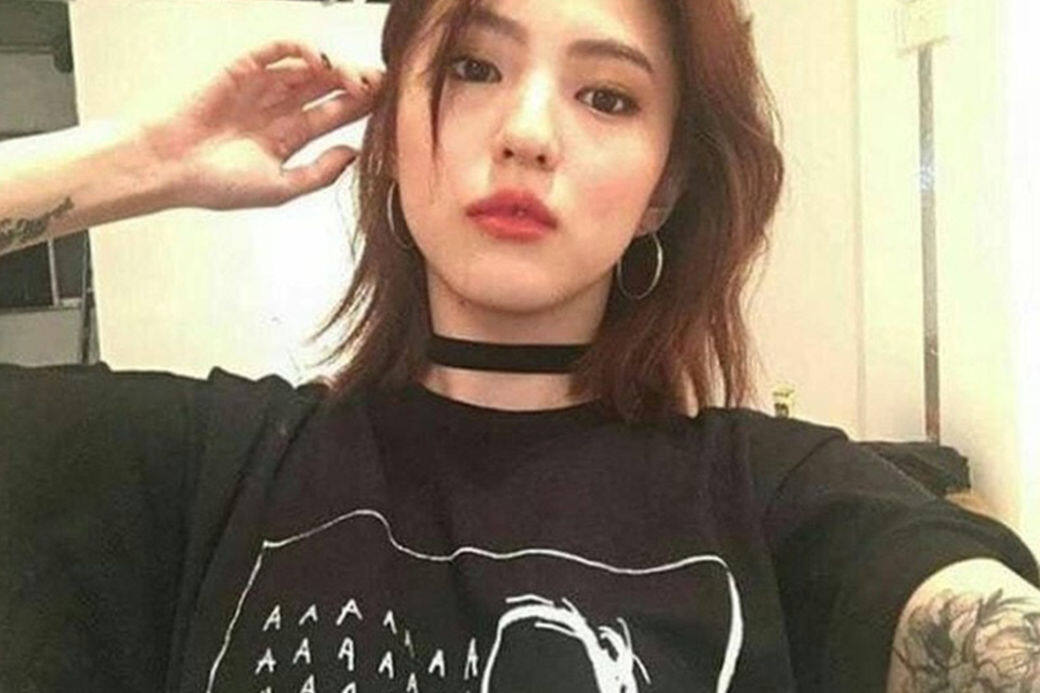 在《夫妻的世界》掀起話題的韓素希,立即被網民翻出舊照,雖然以往型格反 在《夫妻的世界》掀起話題的韓素希,立即被網民翻出舊照,雖然以往型格反