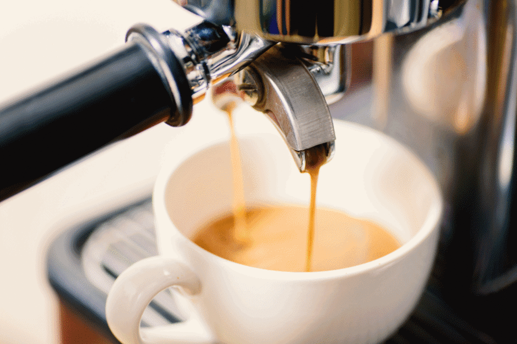 咖啡和茶含有的咖啡因抗氧化成分，增強內含抗氧化多酚的抗氧化作用。