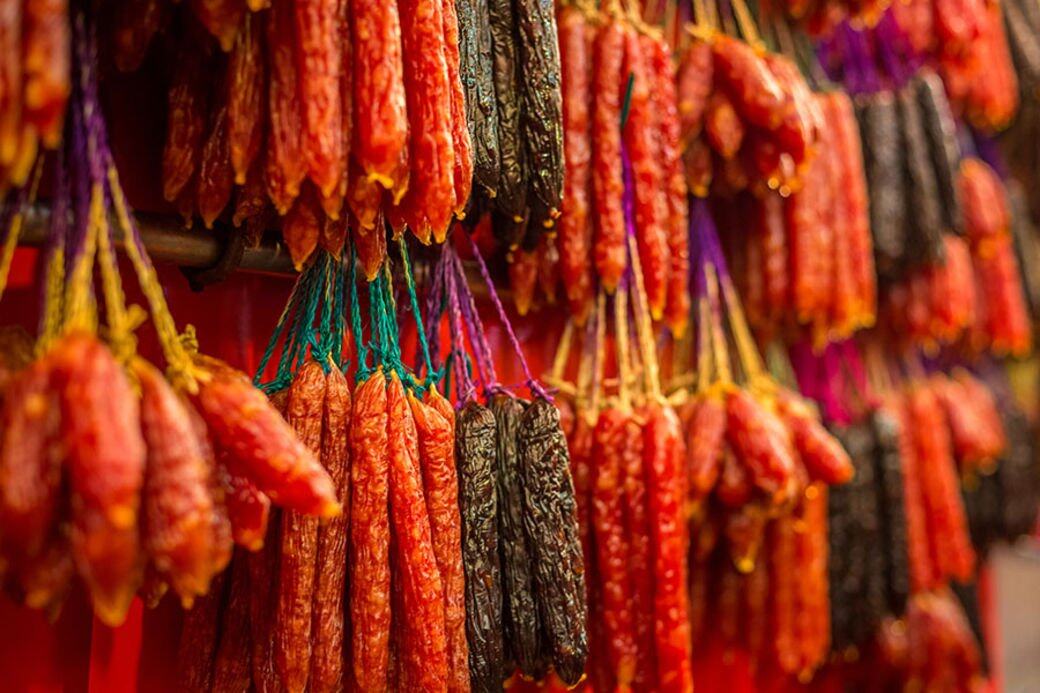 蘿蔔糕、芋頭糕等大多加入了臘腸或臘肉,其脂肪、飽和脂肪及膽固醇含量 蘿蔔糕、芋頭糕等大多加入了臘腸或臘肉,其脂肪、飽和脂肪及膽固醇含量