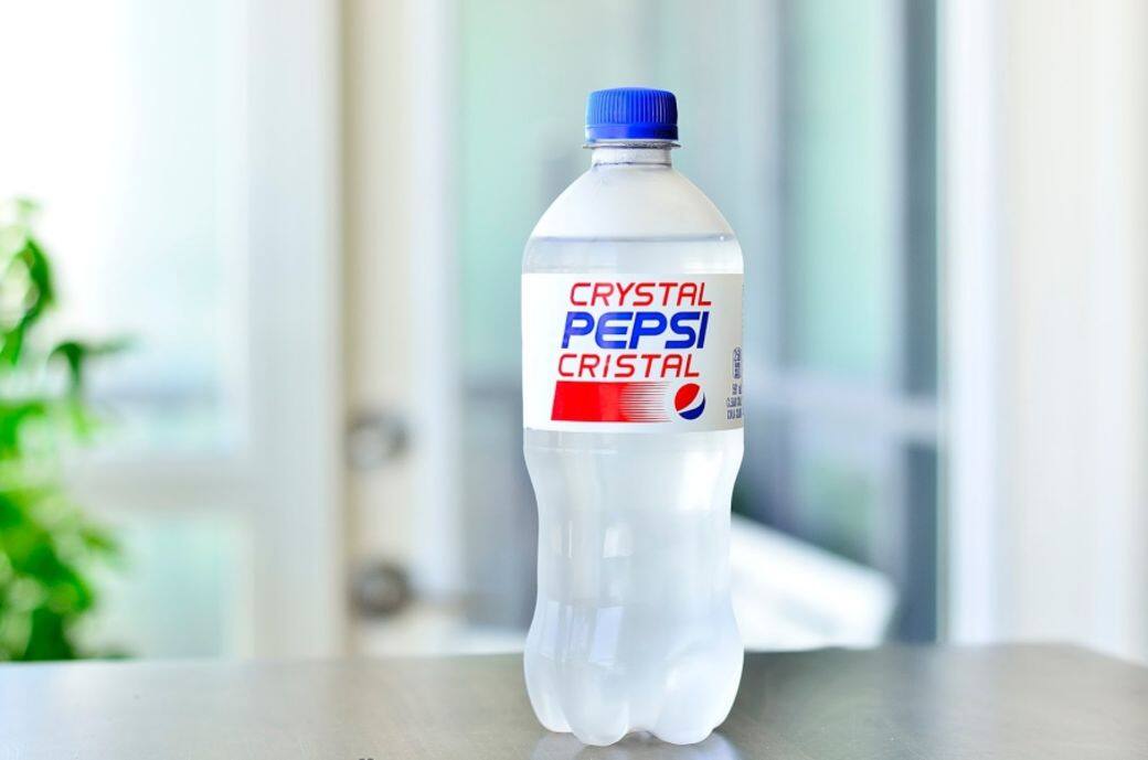 而打對頭的百事可樂更在1992年推出過被稱為「水晶百事」的「Crystal Pepsi」 而打對頭的百事可樂更在1992年推出過被稱為「水晶百事」的「Crystal Pepsi」