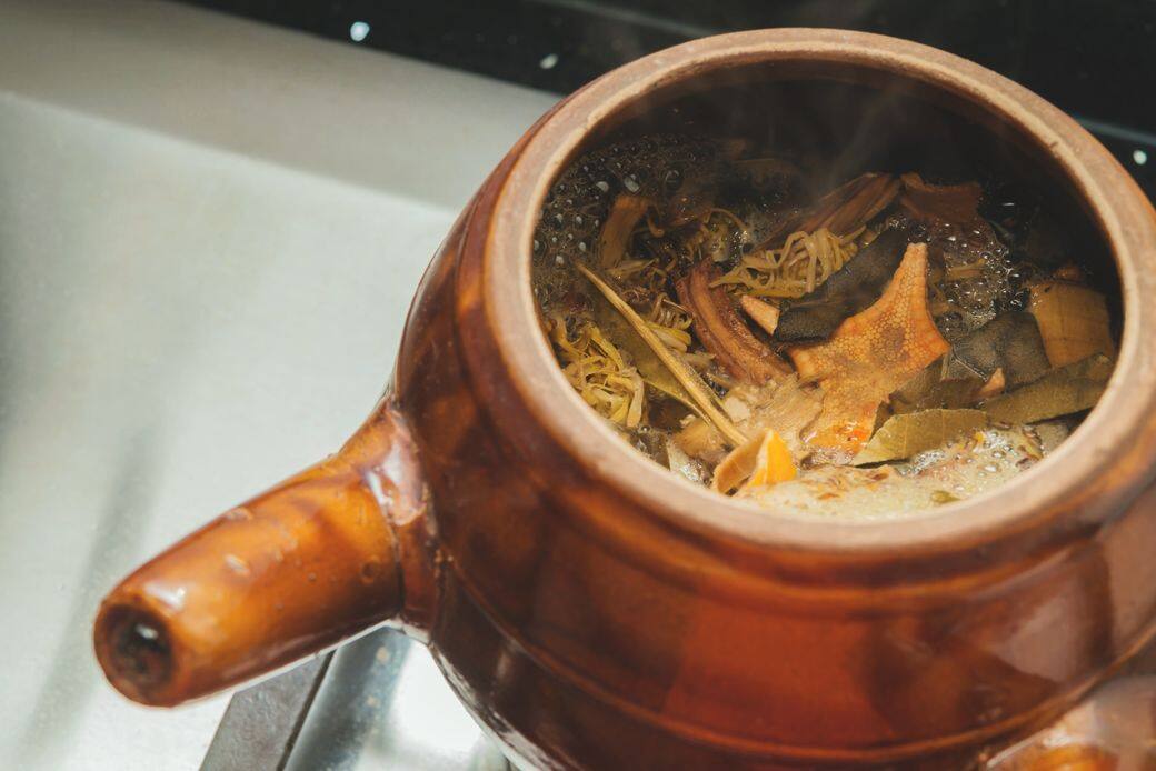 涼茶是藥;藥不能亂吃;所以涼茶不能亂飲。生痱滋也好、牙痛也罷,其實在中 涼茶是藥;藥不能亂吃;所以涼茶不能亂飲。生痱滋也好、牙痛也罷,其實在中