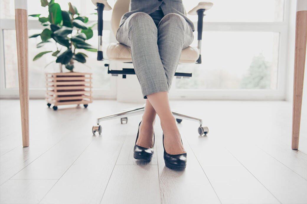 坐着工作感到疲累時，少不免會換成翹腳坐姿，可是翹腳亦是加速胸部下