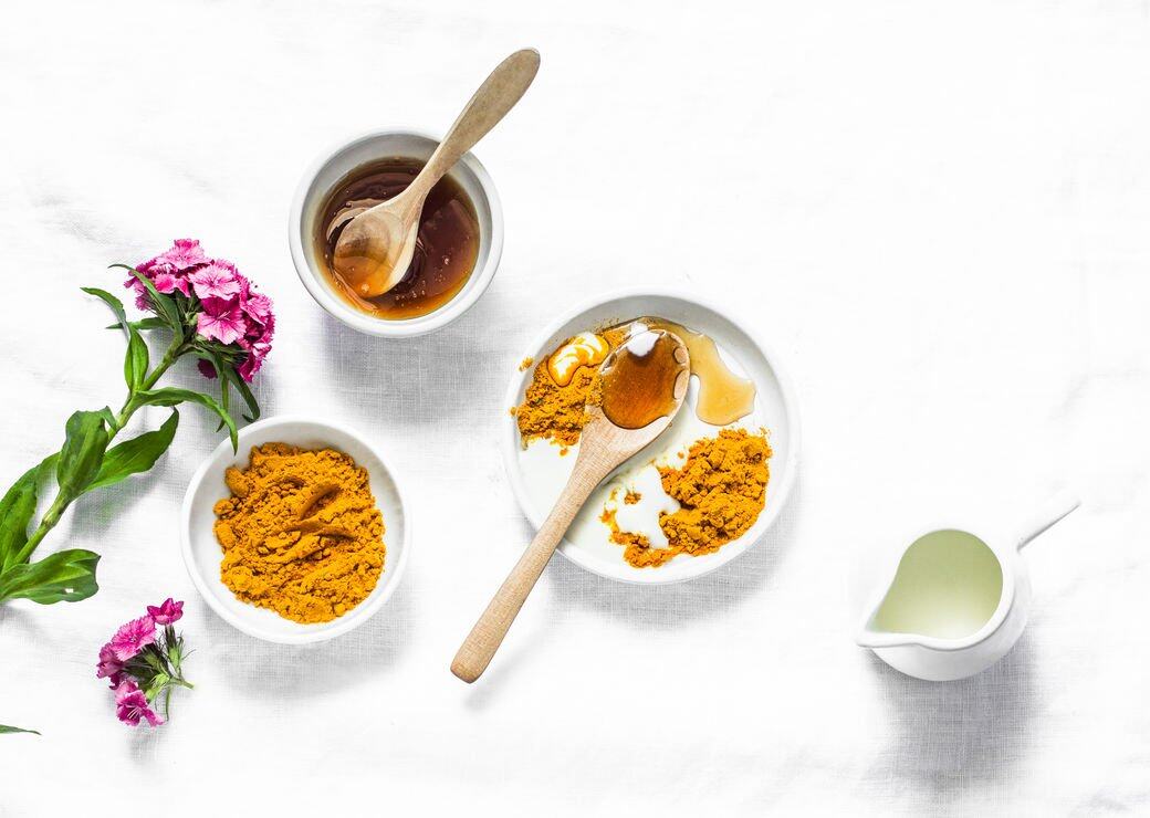 網上流傳多款自家DIY的薑黃面膜,主要材料包括1茶匙薑黃粉、1-2湯匙 網上流傳多款自家DIY的薑黃面膜,主要材料包括1茶匙薑黃粉、1-2湯匙