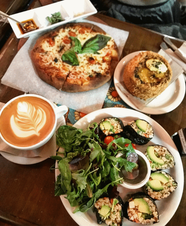 素食食物的選擇其實比想像中多。Vivian 亦分享了她在LA的Urth Caffé所吃的豐富 素食食物的選擇其實比想像中多。Vivian 亦分享了她在LA的Urth Caffé所吃的豐富
