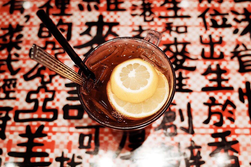 除了含奶飲品,其實凍飲亦應該避免,因為不少凍飲如凍檸茶、凍奶茶等或 除了含奶飲品,其實凍飲亦應該避免,因為不少凍飲如凍檸茶、凍奶茶等或