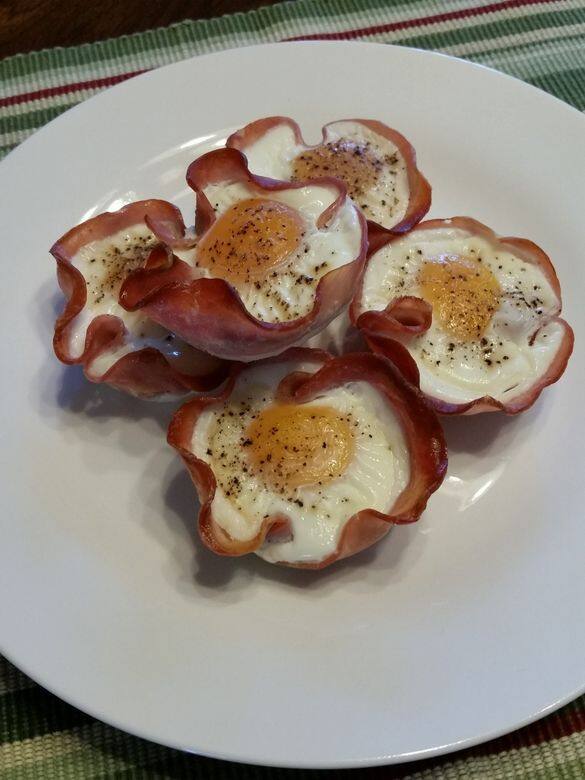 7.火腿蛋焗杯Baked Eggs in Ham Cups材料: 火腿6片、雞蛋6隻、適量鹽、胡椒及辣椒做 7.火腿蛋焗杯Baked Eggs in Ham Cups材料: 火腿6片、雞蛋6隻、適量鹽、胡椒及辣椒做