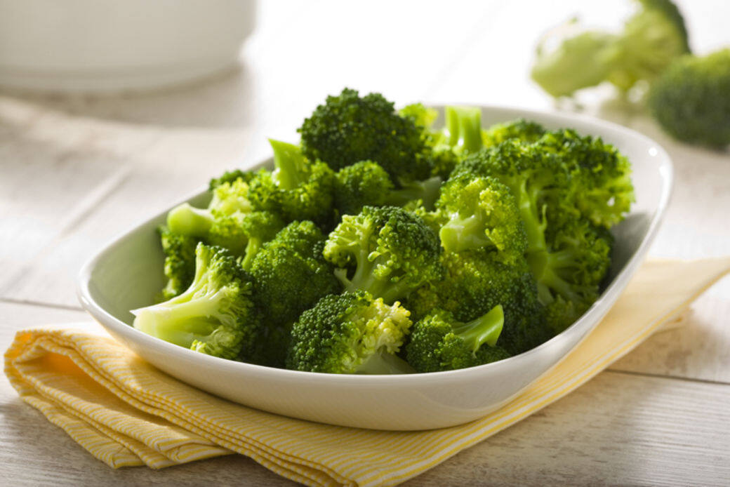 蔬菜類當然要多吃！特別是西蘭花、芹菜等，可以健脾益腎，同時蔬菜中的纖