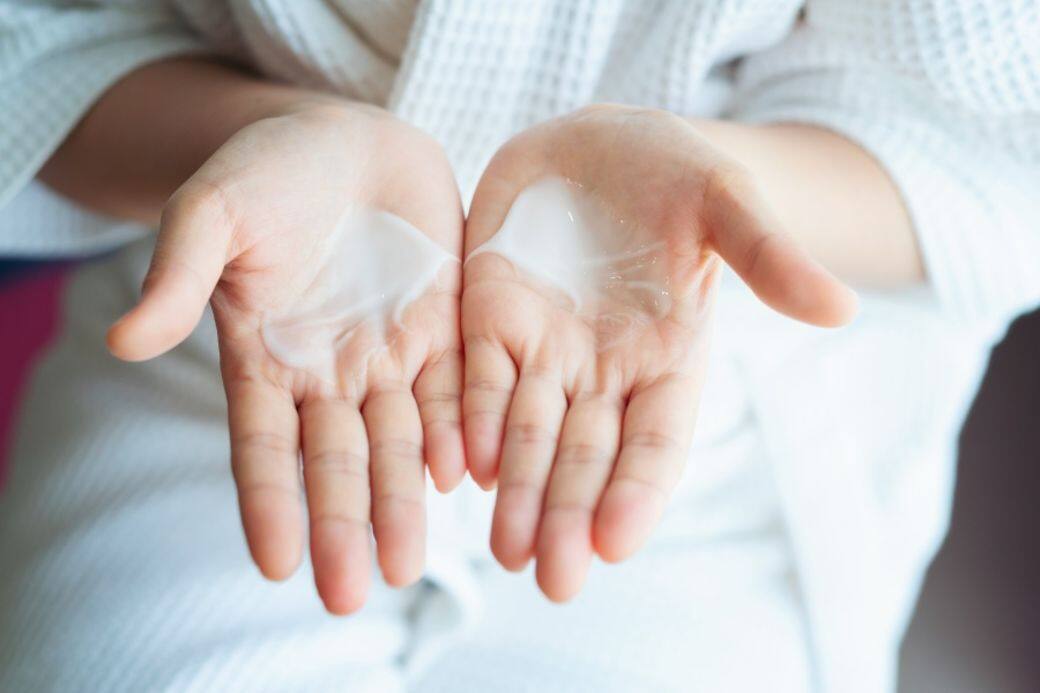 無論有沒有濕疹或主婦手，其實勤洗手或消毒雙手足已令手部皮膚起級