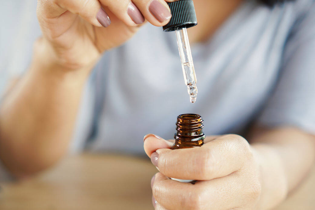 角鯊油質感滋潤不黏膩,除了直接塗抹上臉,還可以混合乳霜、面霜、粉底等 角鯊油質感滋潤不黏膩,除了直接塗抹上臉,還可以混合乳霜、面霜、粉底等