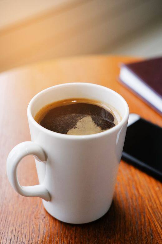 根據研究發現，咖啡因有助刺激大腦，釋放多巴胺，活化腦袋，提升人體反應