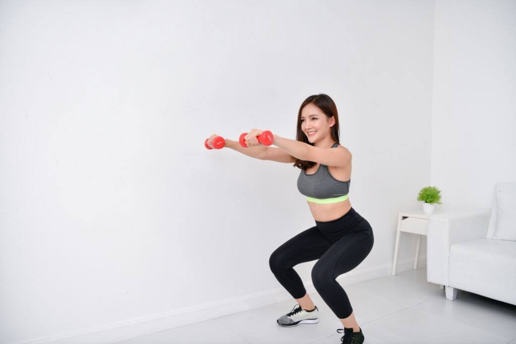 2. Reverse Dumbbell Chop雙腳站立與肩同寬,然後雙手在胸前伸直並握著啞鈴。然後彎腳 2. Reverse Dumbbell Chop雙腳站立與肩同寬,然後雙手在胸前伸直並握著啞鈴。然後彎腳