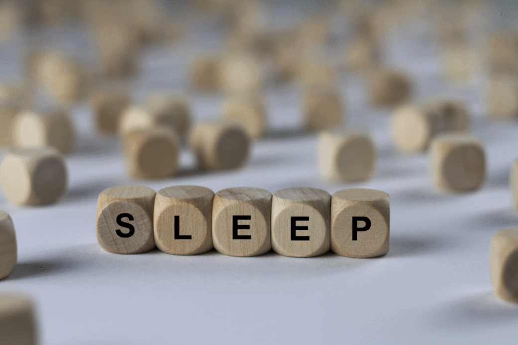 改變睡眠姿勢可以嘗試利用枕頭抬高頭部,可以有助呼吸,有助幫忙舌頭 改變睡眠姿勢可以嘗試利用枕頭抬高頭部,可以有助呼吸,有助幫忙舌頭