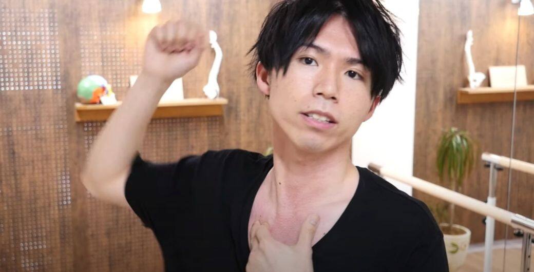 這個簡單的動作可以充分活動鎖骨周圍肌肉,更有助減手臂消除蝴蝶袖 這個簡單的動作可以充分活動鎖骨周圍肌肉,更有助減手臂消除蝴蝶袖
