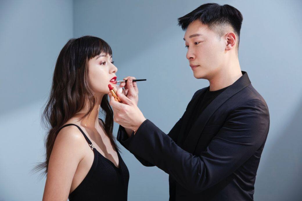 Ricky 用上Rouge Allure Velvet LE LION DE CHANEL#257 Rouge Triomphal 艷陽紅色為Fiona McLeish 麥少瑜設計了…. Ricky 用上Rouge Allure Velvet LE LION DE CHANEL#257 Rouge Triomphal 艷陽紅色為Fiona McLeish 麥少瑜設計了….