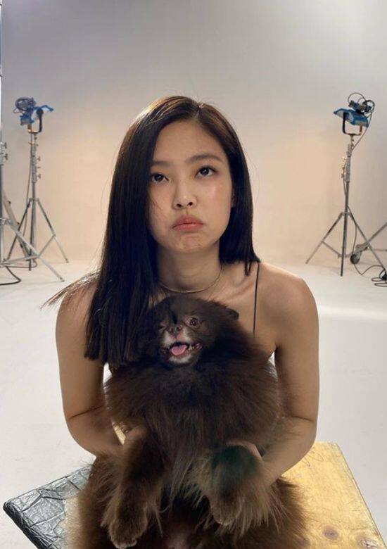 Jennie工作繁忙,皮膚依然白滑。 Jennie工作繁忙,皮膚依然白滑。