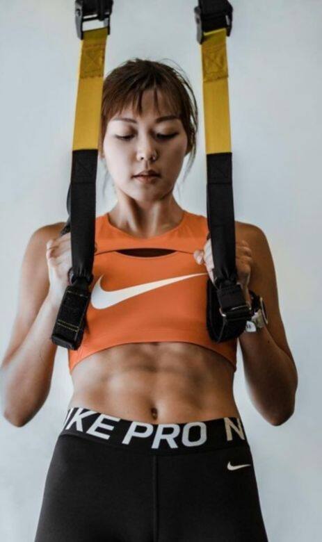 模特兒出身的梁諾妍，由模特兒轉型為健身教練，也是洪永城老婆，已考獲