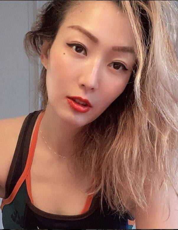 當容祖兒在公開分享用油拔法增強免疫力後,當時正舉演唱會的鄭秀文 當容祖兒在公開分享用油拔法增強免疫力後,當時正舉演唱會的鄭秀文