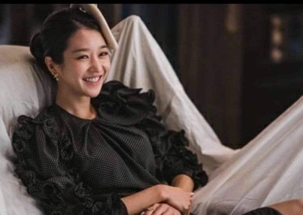 徐睿知工作後的第一件事定必是卸妝,她會先將把幾片化妝棉用卸妝水 徐睿知工作後的第一件事定必是卸妝,她會先將把幾片化妝棉用卸妝水