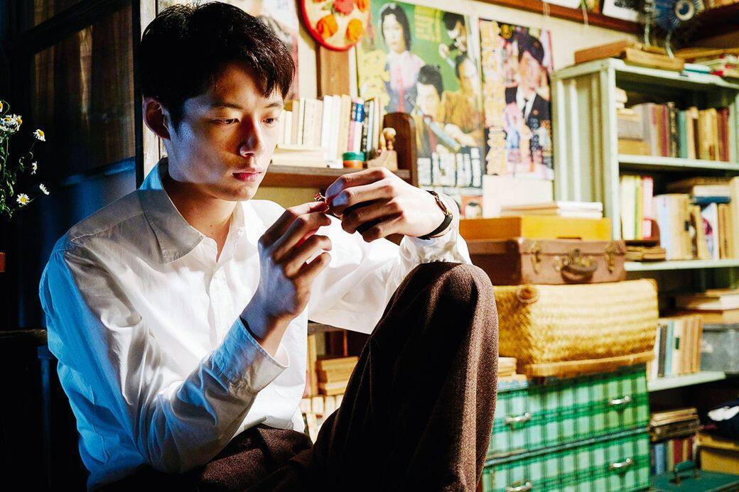 坂口健太郎正是「鹽顏」的始祖,眼睛較小或細長或單眼皮,有點纖瘦,髮型蓬 坂口健太郎正是「鹽顏」的始祖,眼睛較小或細長或單眼皮,有點纖瘦,髮型蓬