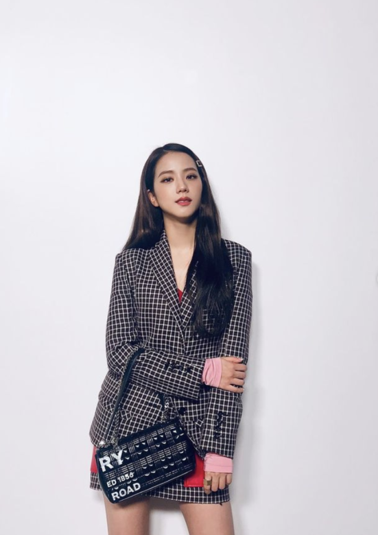 Jisoo浪漫髮夾裝飾長髮造型 Jisoo浪漫髮夾裝飾長髮造型