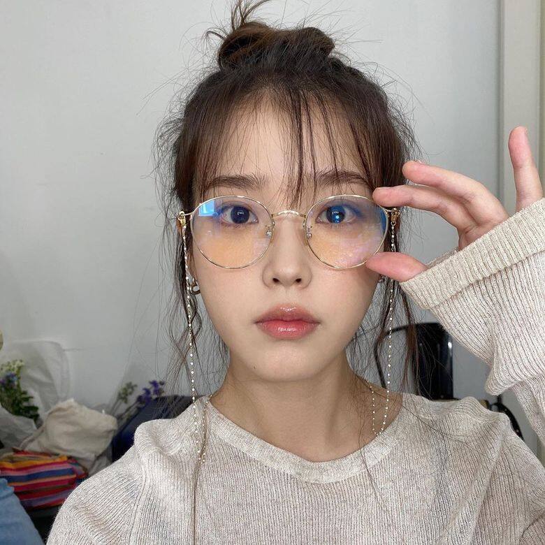IU 更透露自己護膚時會利用手掌溫度把臉捧着按壓,既可以加強養分吸 IU 更透露自己護膚時會利用手掌溫度把臉捧着按壓,既可以加強養分吸