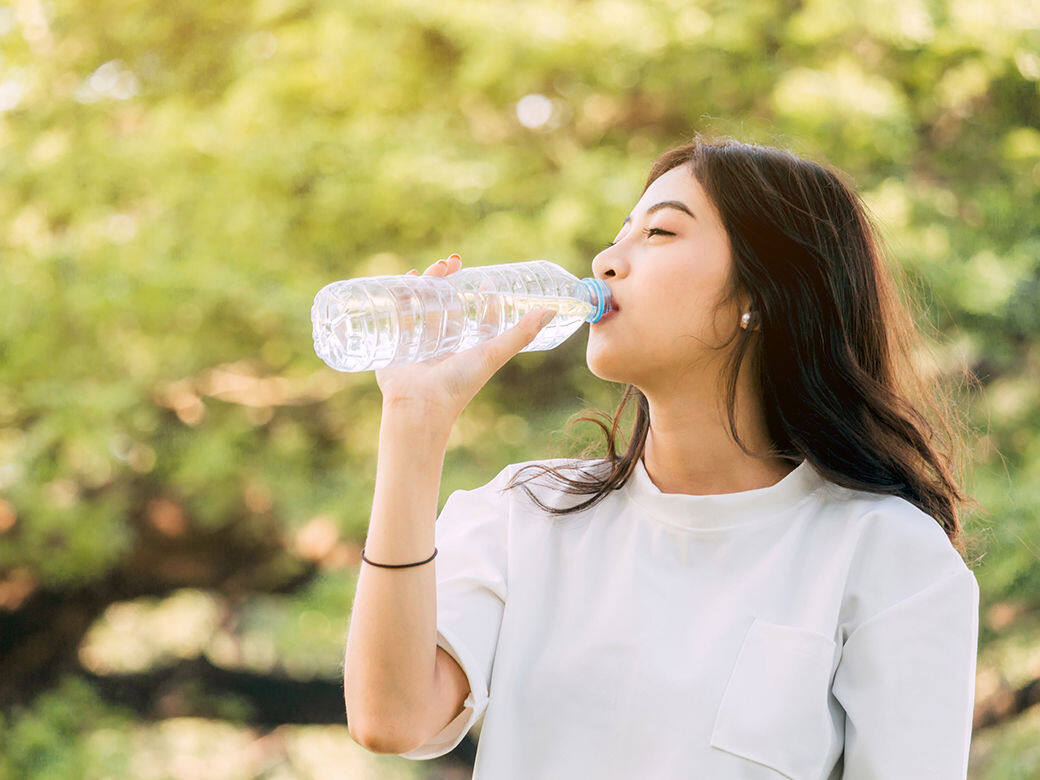 大量喝水能加速身體的新陳代谢，堅持每天喝2公升水會令皮膚變好之