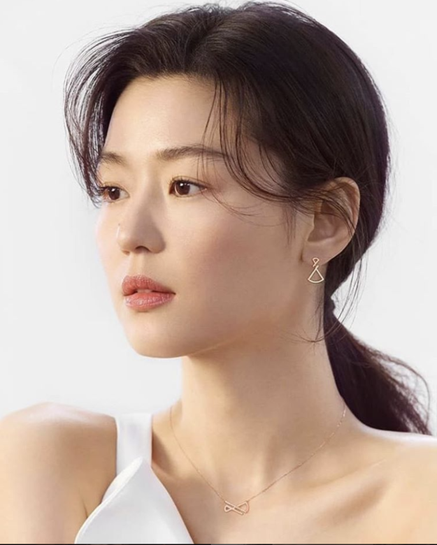 近日的再度活躍於廣告上,當中看到她的心形瀏海後,感覺清涼之餘也能 近日的再度活躍於廣告上,當中看到她的心形瀏海後,感覺清涼之餘也能