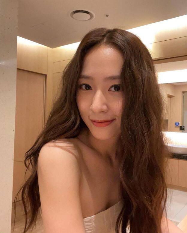 Krystal過去因為大量的練習舞蹈,長久下來練出漂亮腹肌線條,而現在她會透 Krystal過去因為大量的練習舞蹈,長久下來練出漂亮腹肌線條,而現在她會透