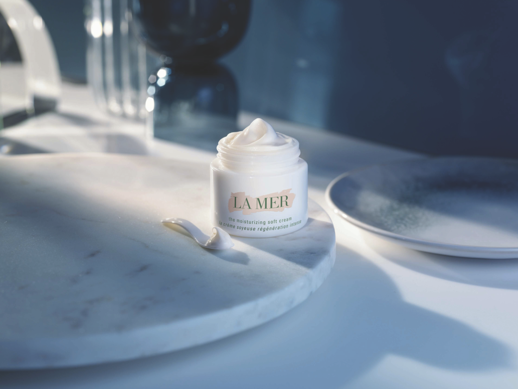 La Mer 保濕面霜系列共有五款質感,切合不同肌膚和季節需要,帶來一致的 La Mer 保濕面霜系列共有五款質感,切合不同肌膚和季節需要,帶來一致的