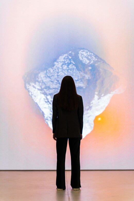 Carla早前獲品牌邀請到瑞士的La Becque藝術旅居，透過觀察光線和礦岩隨太陽