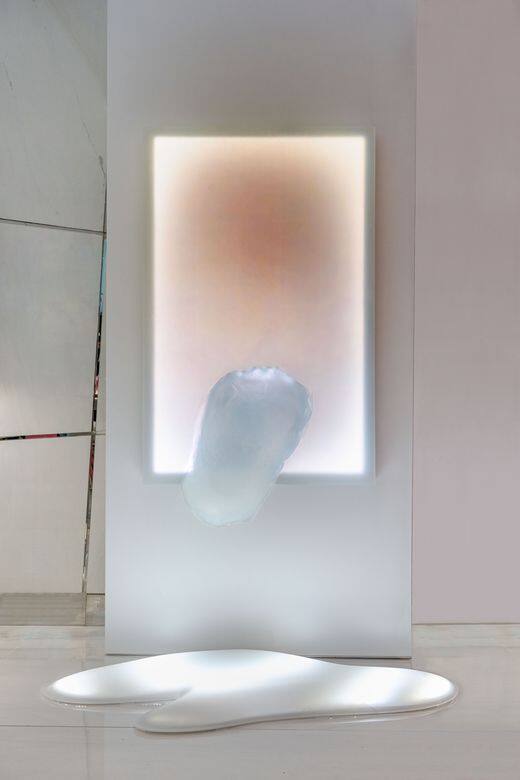 除了《曉 ── 逝》藝術展外，La Prairie剛於巴塞爾藝術展香港展會以「Absenting White」作品展現冰