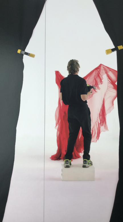 在Valentino Beauty中的mode shot也是由Pierpaolo Piccioli 執起相機親自捕捉16位模特兒使用各式產 在Valentino Beauty中的mode shot也是由Pierpaolo Piccioli 執起相機親自捕捉16位模特兒使用各式產