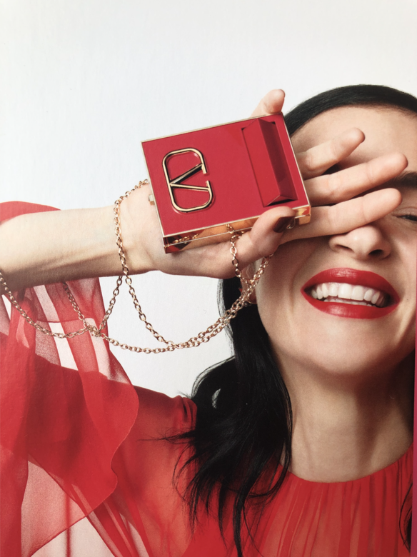 Valentino Beauty彩妝外形以經典的 “Rosso Valentino” 紅色搭配金色 V Logo 呈現,讓人即時聯想到品 Valentino Beauty彩妝外形以經典的 “Rosso Valentino” 紅色搭配金色 V Logo 呈現,讓人即時聯想到品