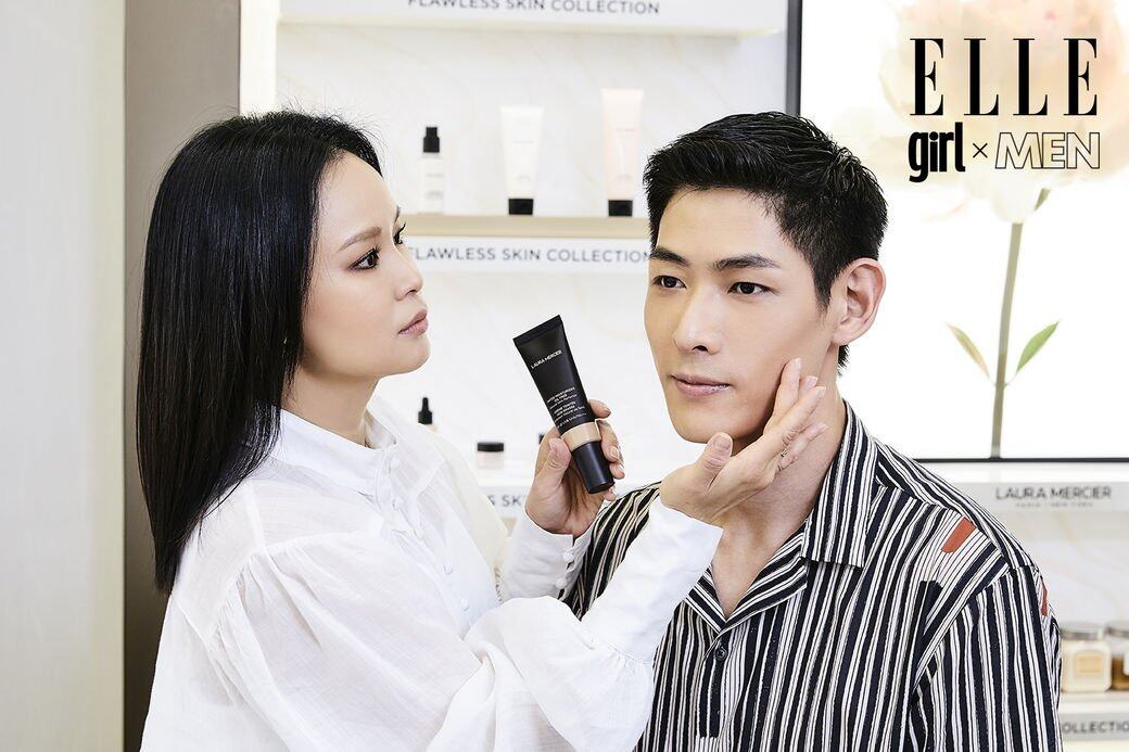 Laura Mercier首席化妝師Fabian為ELLE MEN - Daniel示範全新輕透控油潤色粉底,其無油清爽配 Laura Mercier首席化妝師Fabian為ELLE MEN - Daniel示範全新輕透控油潤色粉底,其無油清爽配