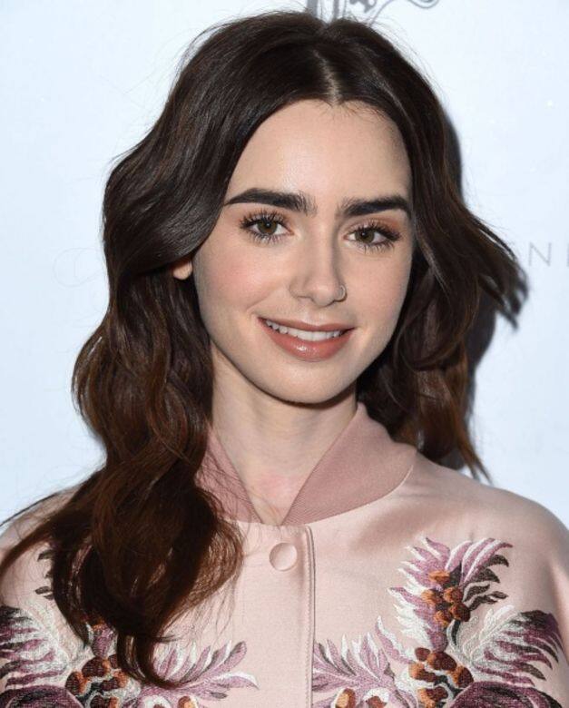 Lily Collins一向給人一種可愛、友好的印象。全身啡調造型都給人安心的感覺,戴 Lily Collins一向給人一種可愛、友好的印象。全身啡調造型都給人安心的感覺,戴
