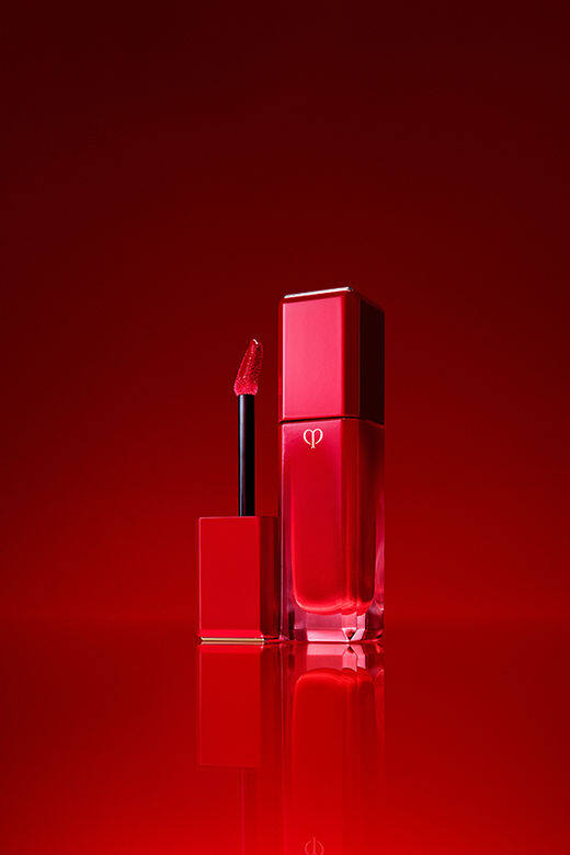 品牌王牌色調#103 Legend Red誕生10周年，特地推出典雅鑽瑰紅唇系列，色調恍如
