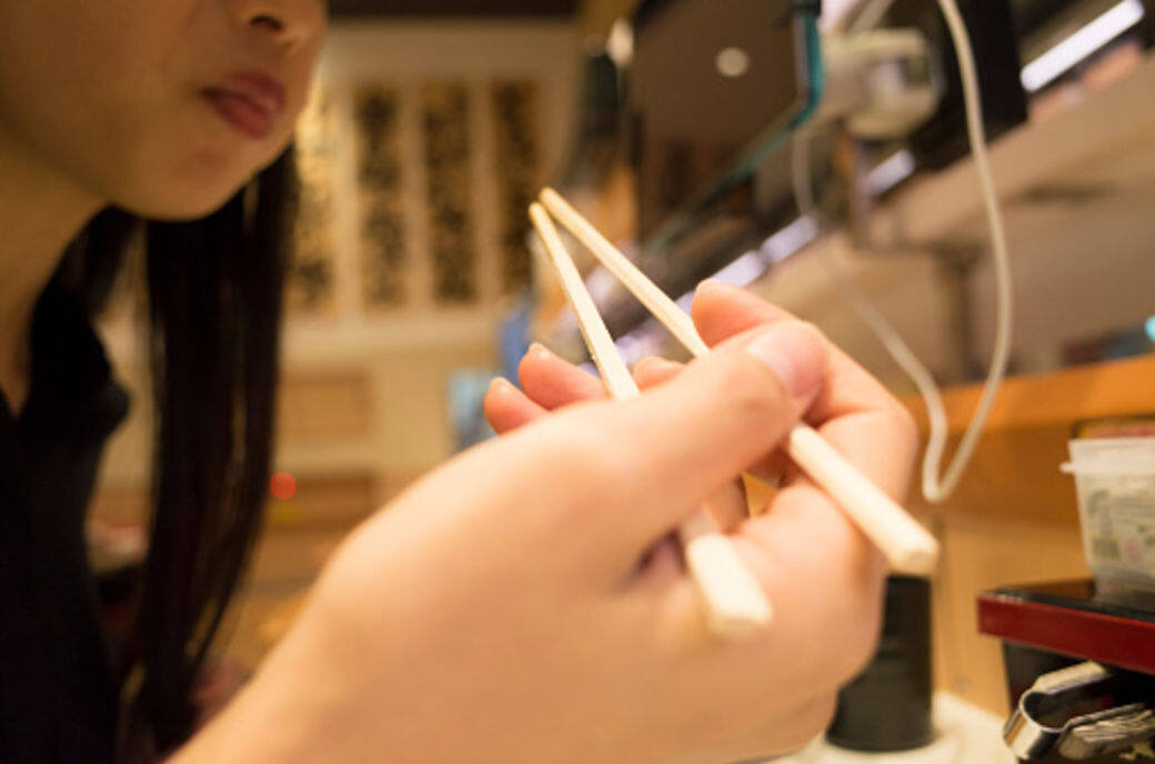 2.在進食的過程中,要盡量避免用嘴巴貼著碗和餐具,應該盡可能和平常 2.在進食的過程中,要盡量避免用嘴巴貼著碗和餐具,應該盡可能和平常